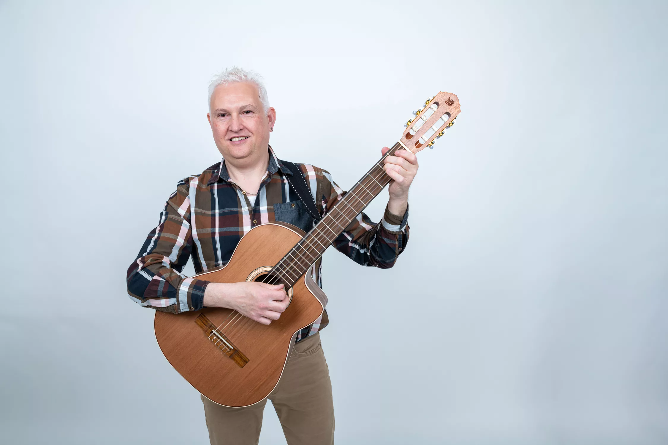VHS Schulen Vorarlberg, Gitarrenlehrer Alfred Bischof Liedermacher, Musikger