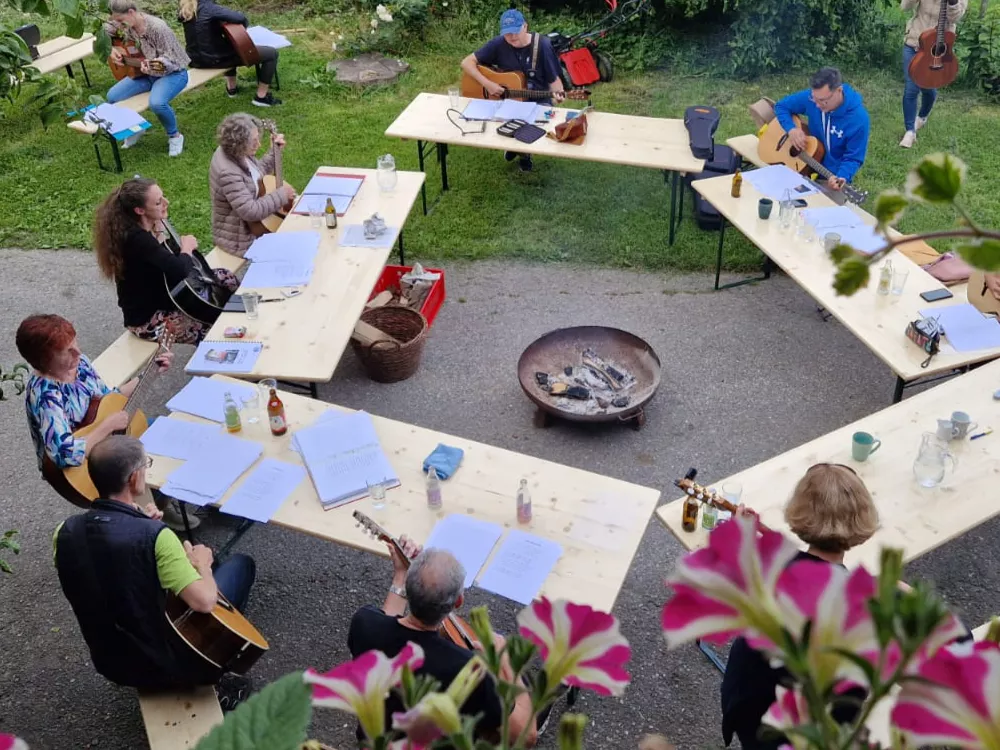 „Gemeinsames Musizieren beim Lagerfeuerhits-Workshop mit Alfred Bischof am Hummelhof“